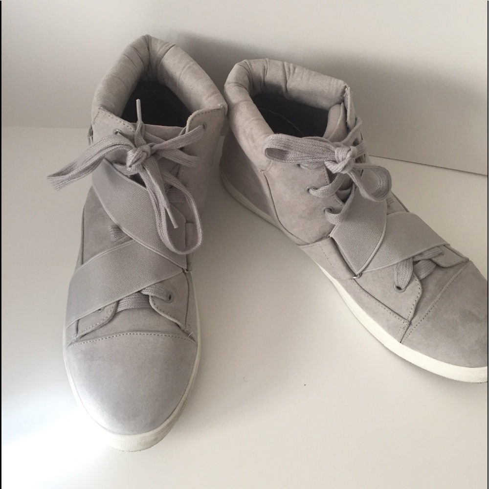 Grey sneakers 👟